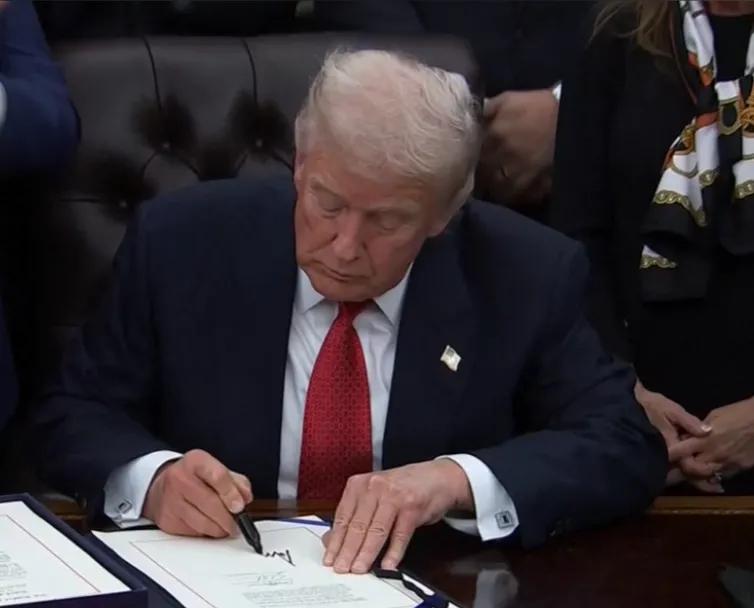 这哪是建军，这是赌命！

特朗普一张口，1.5万亿美元军费计划砸懵全球！这数字超