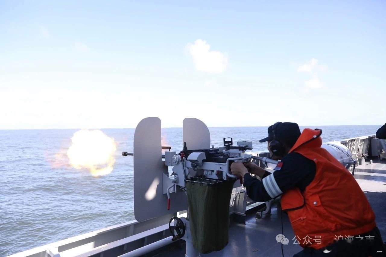实射14.5重机，首见白色两杠袖标： ​​​