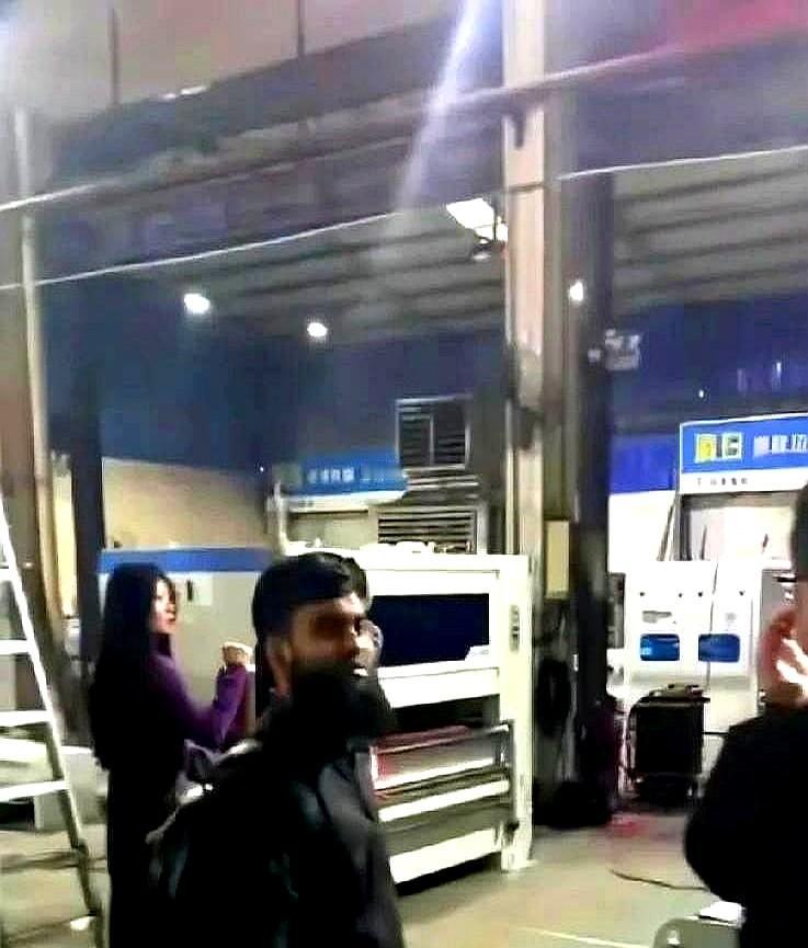 会议室椅子越多，你的订单就丢得越快。

人一多，拍板的那个反而不说话了。

客户