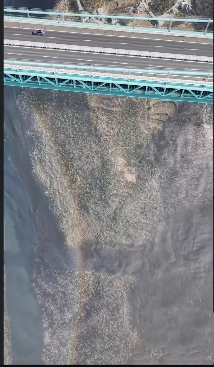 这段文字描绘了贵州花江峡谷大桥附近利用天然岩溶水形成的壮观水幕彩虹景象，并结合李