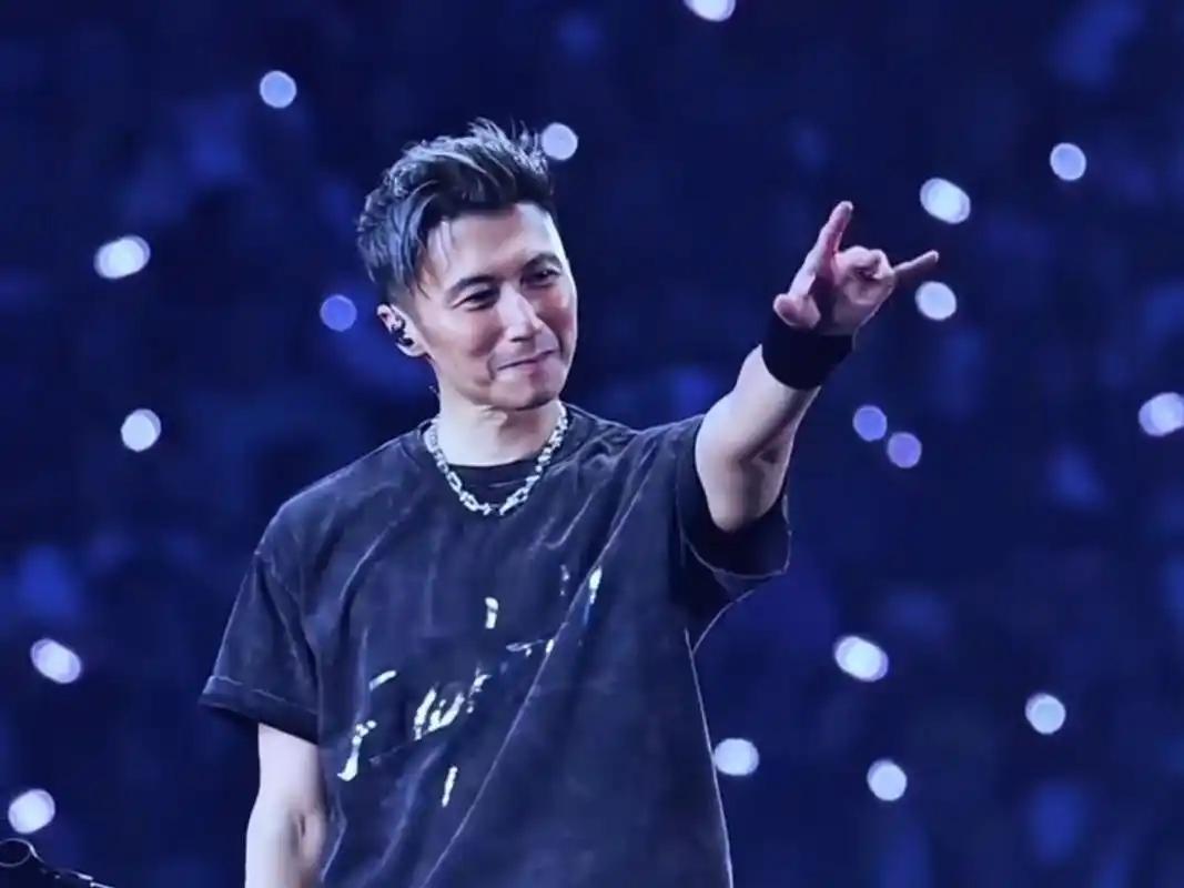 谢霆锋郑州演唱会燃炸，38℃高温唱到湿身！李健八卦追问王菲去哪儿了，为何没来探班