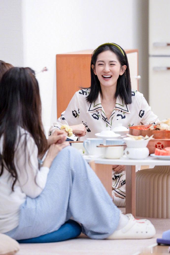 谢娜叫丁程鑫老师从普通后辈变成小丁老师，全凭过硬的学舞和教学实力赢来的称呼。 你