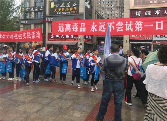 刑庭孙庭长正在休假，却突然给内勤打了电话，要求大家赶快依照往年惯例，联系宣传点、