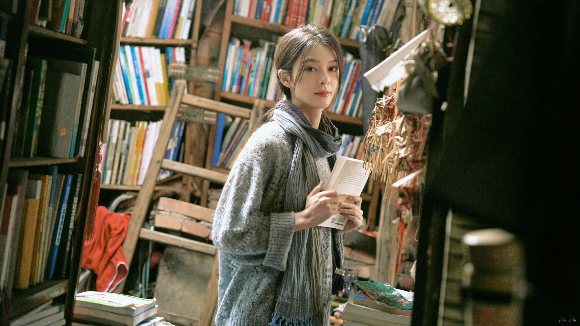 文艺女青年傅菁[打call]这不就是大学时候的白月光学姐嘛[好喜欢] ​​​