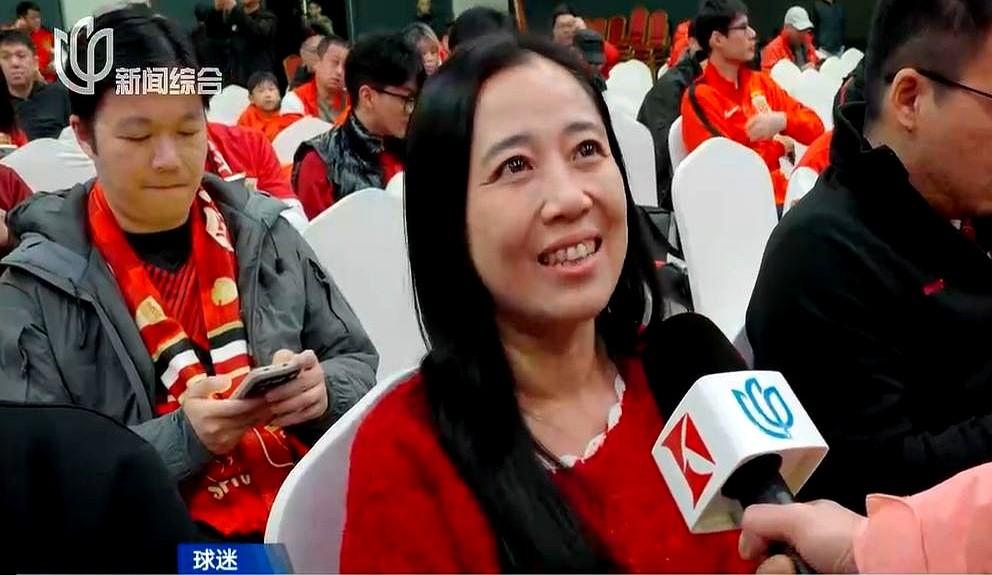 嗯，上海红队球迷格局很大嘛，并未因视之为精神信仰的球队三连冠。
红队拿了三连冠，