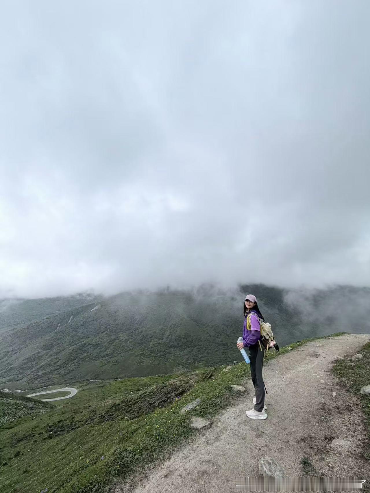 蓝盈莹去徒步了 别人徒步看风景，蓝盈莹徒步是赴一场角色之约。许家伶梦想的世界，她
