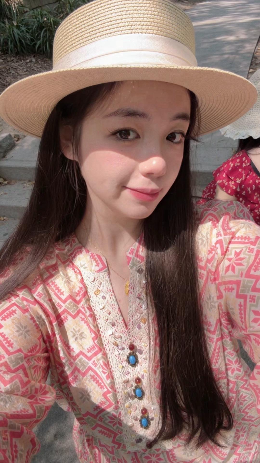 牽著你的手在花的夢中坐下