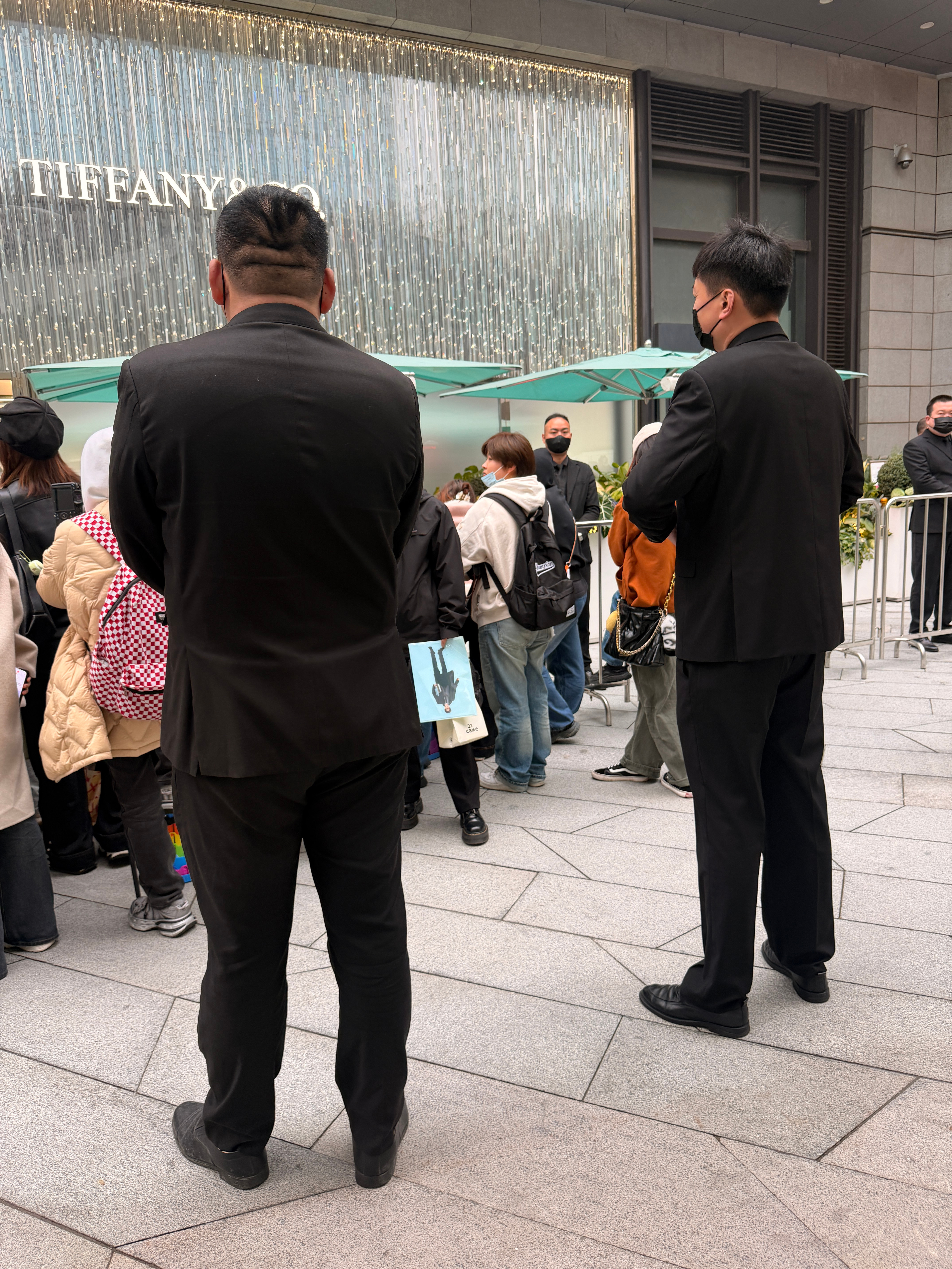 还得是北京啊！这黑衣人高2米！！Tiffany一会估计有明星来……这里里外外的保