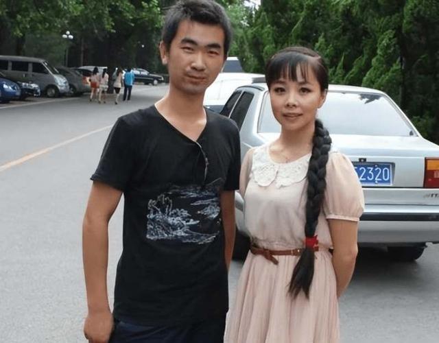 当年，王二妮出名后，男友李飞对她说“二妮，分手吧，咱俩不是同一世界的人了。”可王