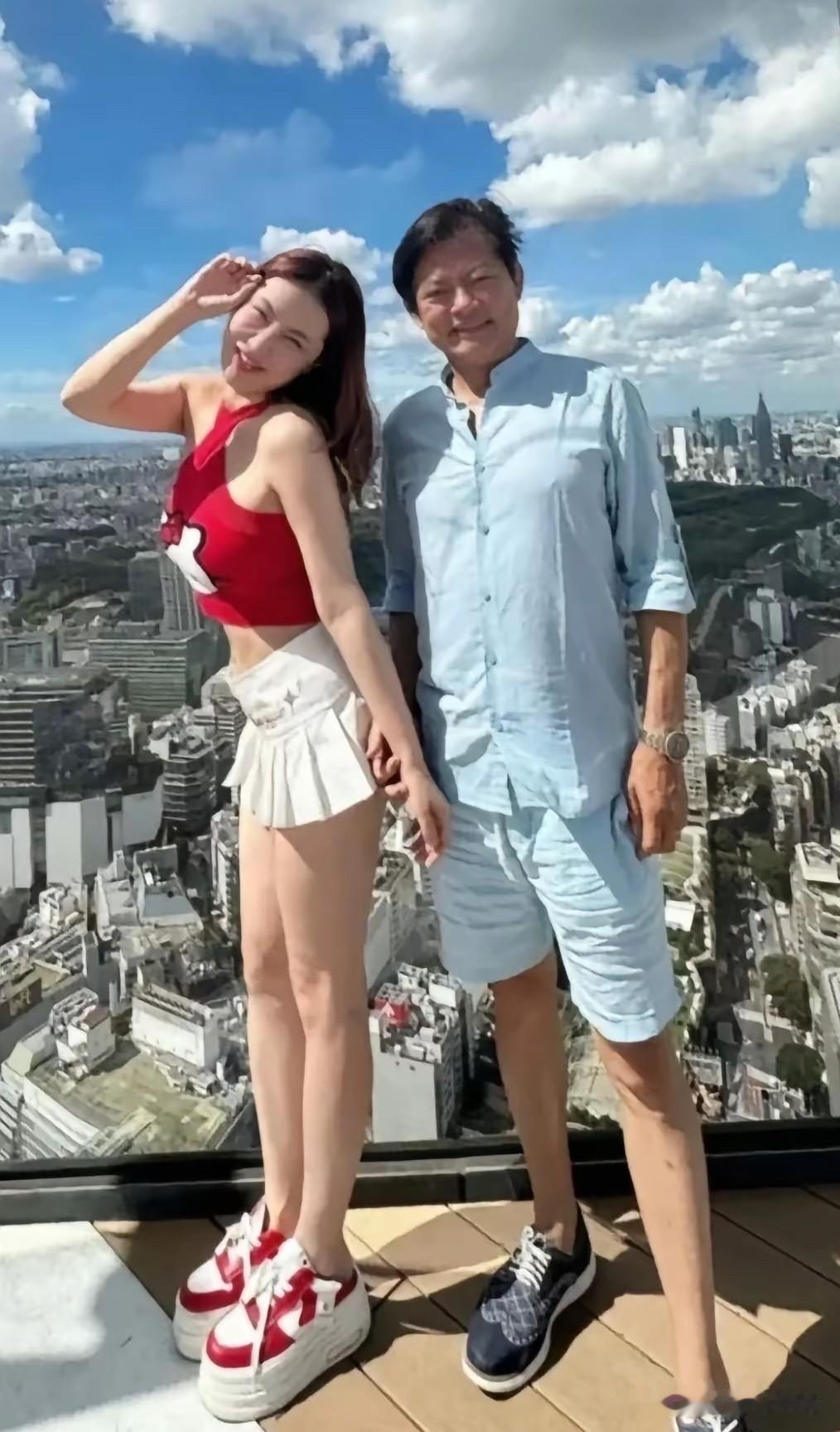 别看男高音歌唱家莫华伦有67岁了，但他还是懂浪漫的，带着妻子王冰冰到处游玩，还不