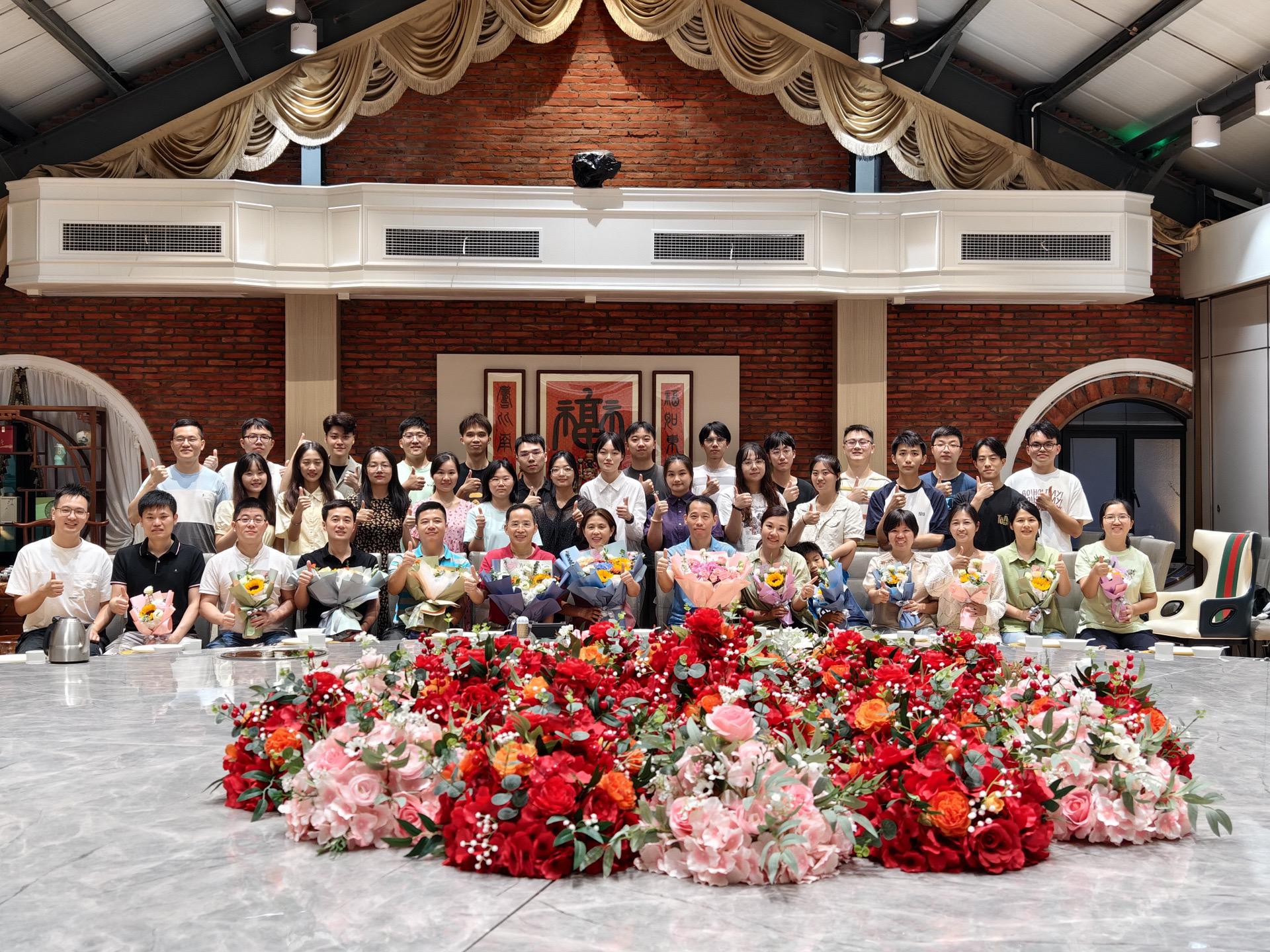 桃李不言，下自成蹊，愿您的每一天都充满快乐和满足。教师节快乐！