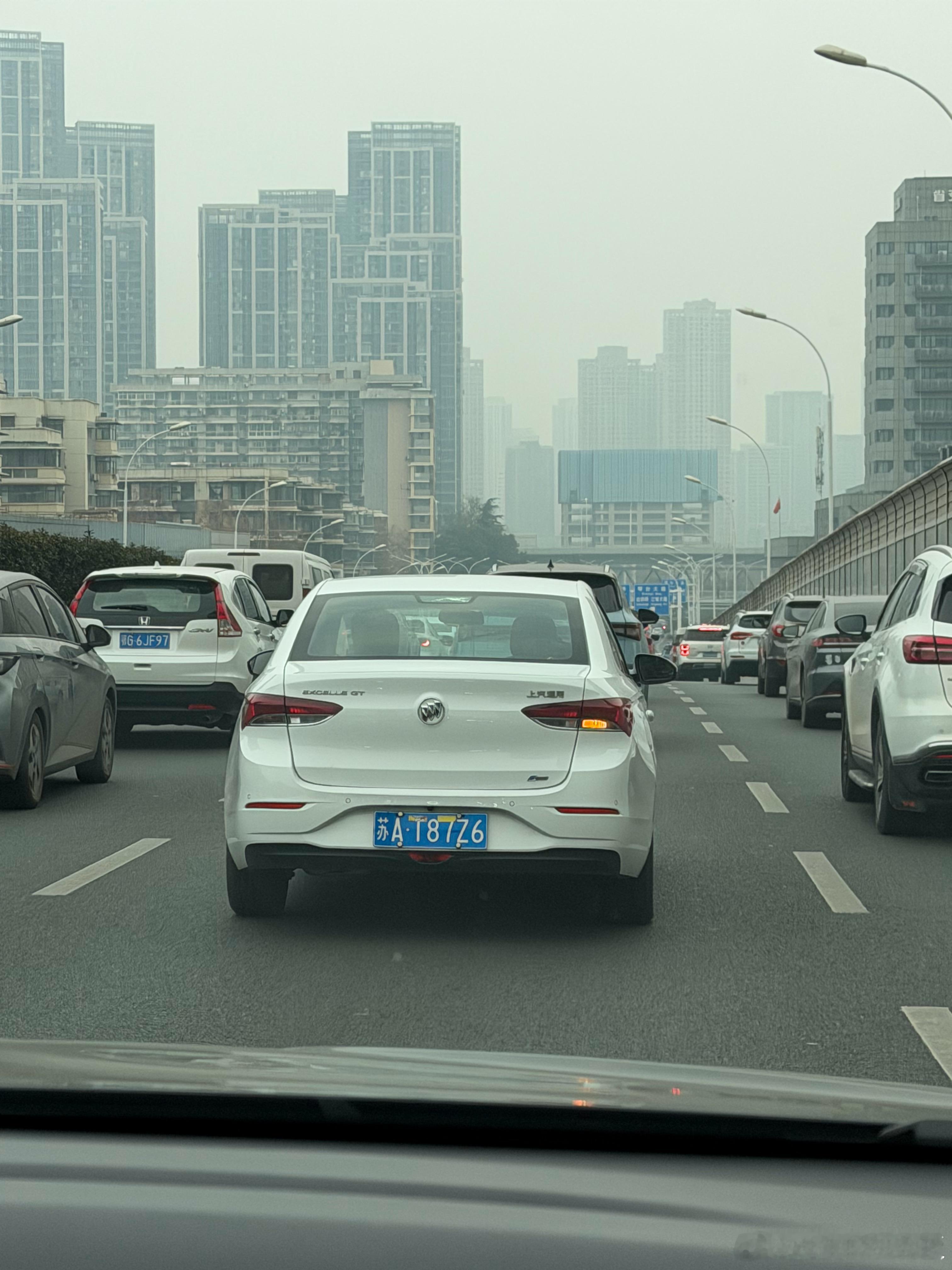 2025年的今天 居然还有这样的法外狂徒 难道武汉着地方没人管么？ 故意遮挡号牌