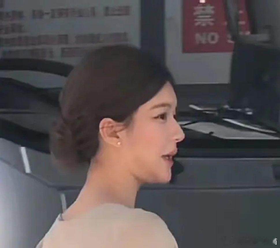 赵露思的修容是按吨打的吗 ​​​