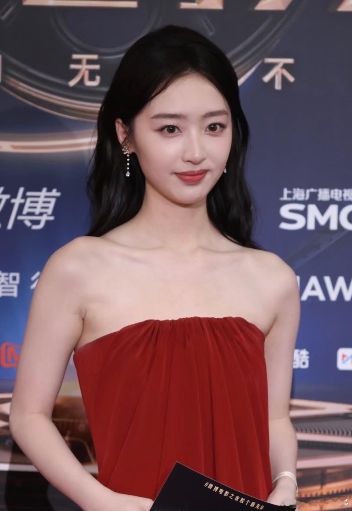 邓恩熙 大花幼年体邓恩熙晚宴造型直击人心，黄裙衬得气质格外出众，少女慢慢蜕变成优