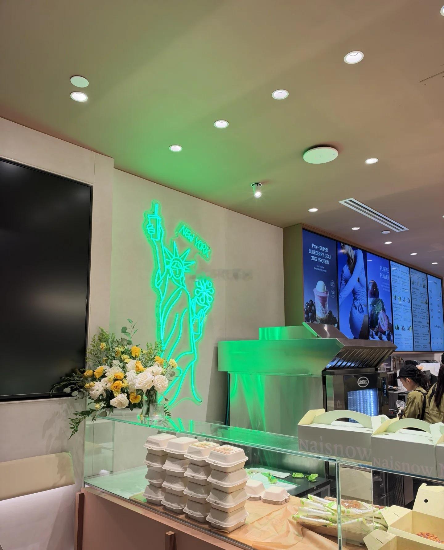 新茶饮的“老登”奈雪的茶在美国开了第8家店，这次居然选址在寸土寸金的纽约时代广场
