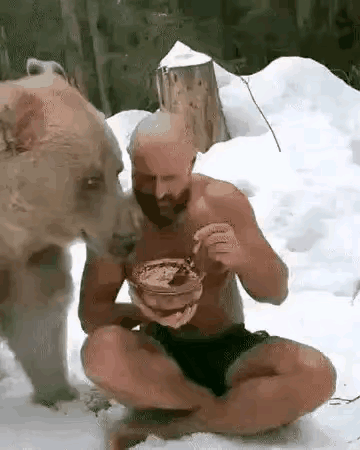 战斗民族的体质果真不赖，大雪纷飞之际竟能赤裸着身子坐在雪地里。瞧瞧人家的宠物，想