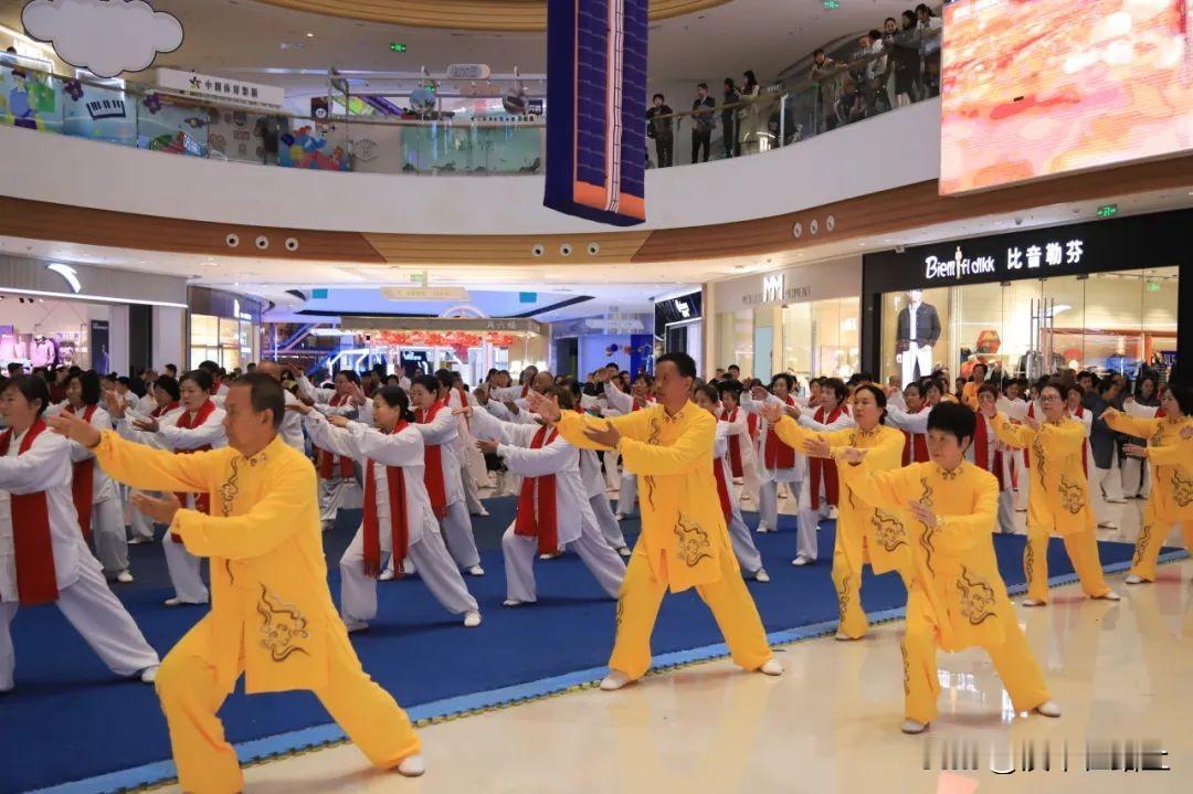 10月26日，丝路魂“金不换酒”杯汉中市第三届武林大会邀请赛在吾悦广场举行。来自