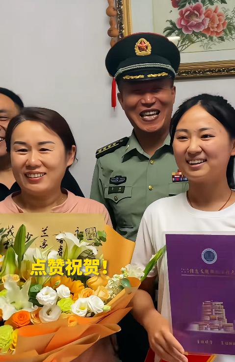 “火到人民日报了！”山东淄博，一位母亲正在家做饭，听到小区里面挺热闹，她以为是谁