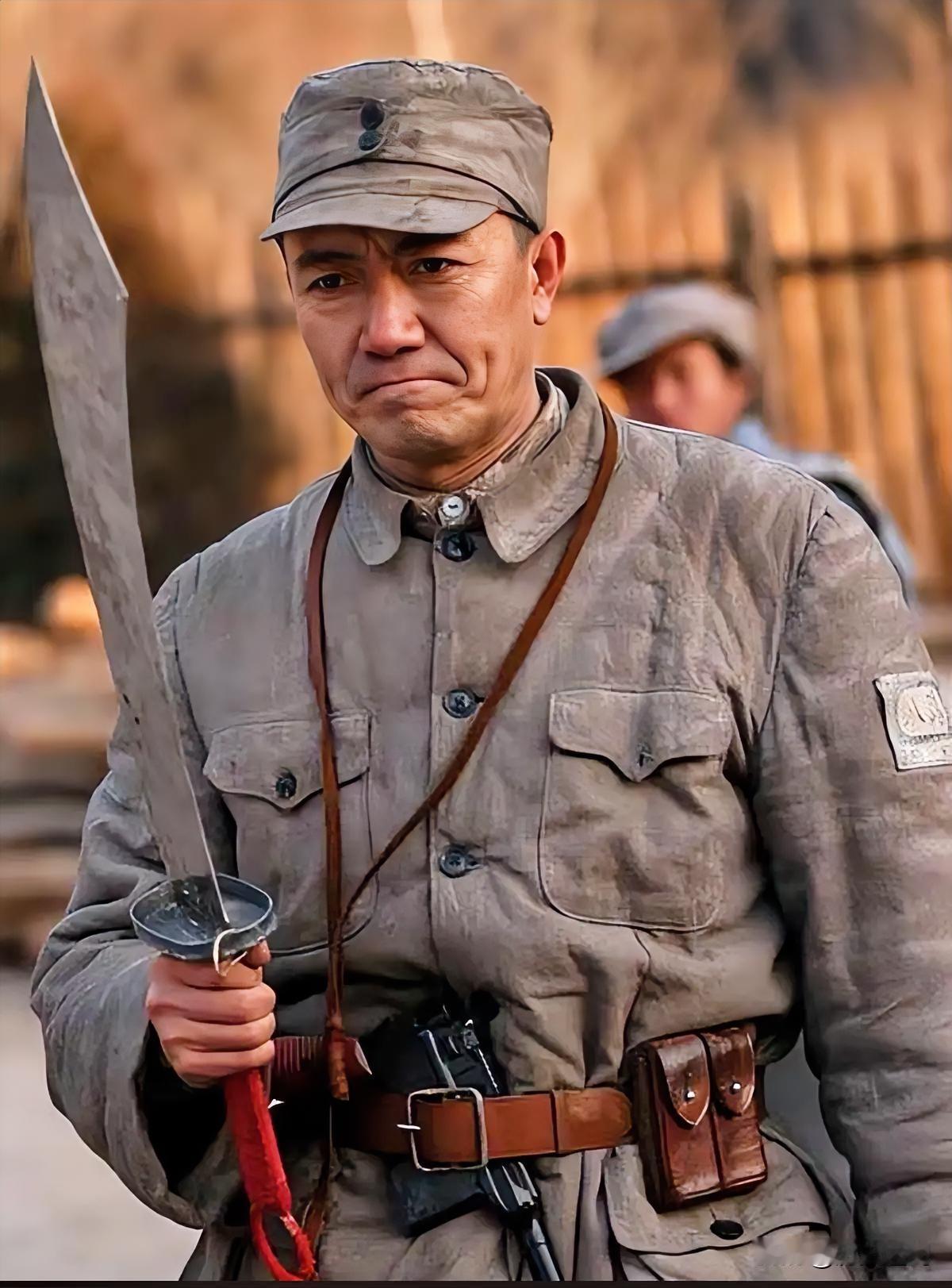 八路军军帽纽扣的作用

八路军军帽上那两颗纽扣，其实可以救命，还能省物资，甚至还