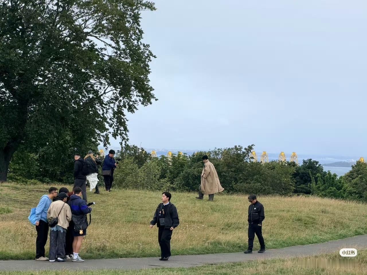 就怎么说呢，感觉陈楚生从英国回来，他的花生们会得到一顿满汉全席。只这么想一下下，
