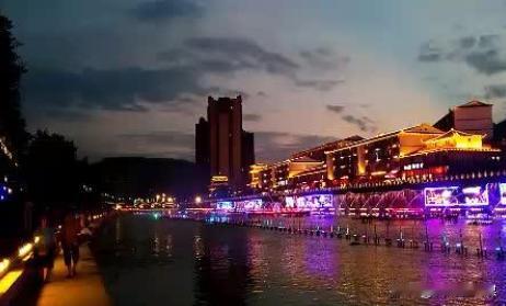 散天花.宣恩四A旅游地
文/逍遥仙
云淡风轻好个秋。喷泉妆夜景，诉乡悠。
宣恩招