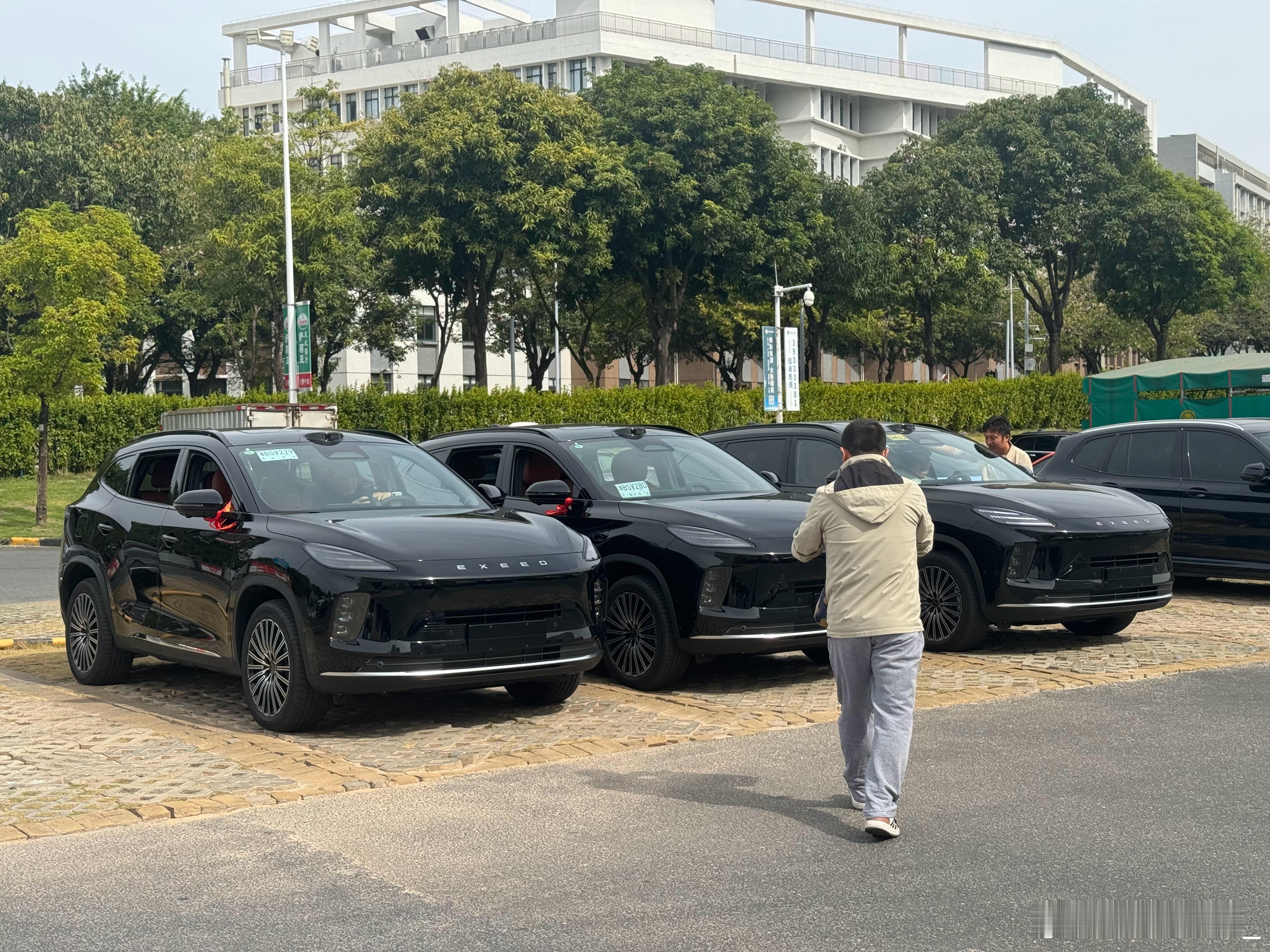 奇瑞 ET5 这红丝绸也太扎眼了今晚马上出价格啦，你们觉得多少能冲