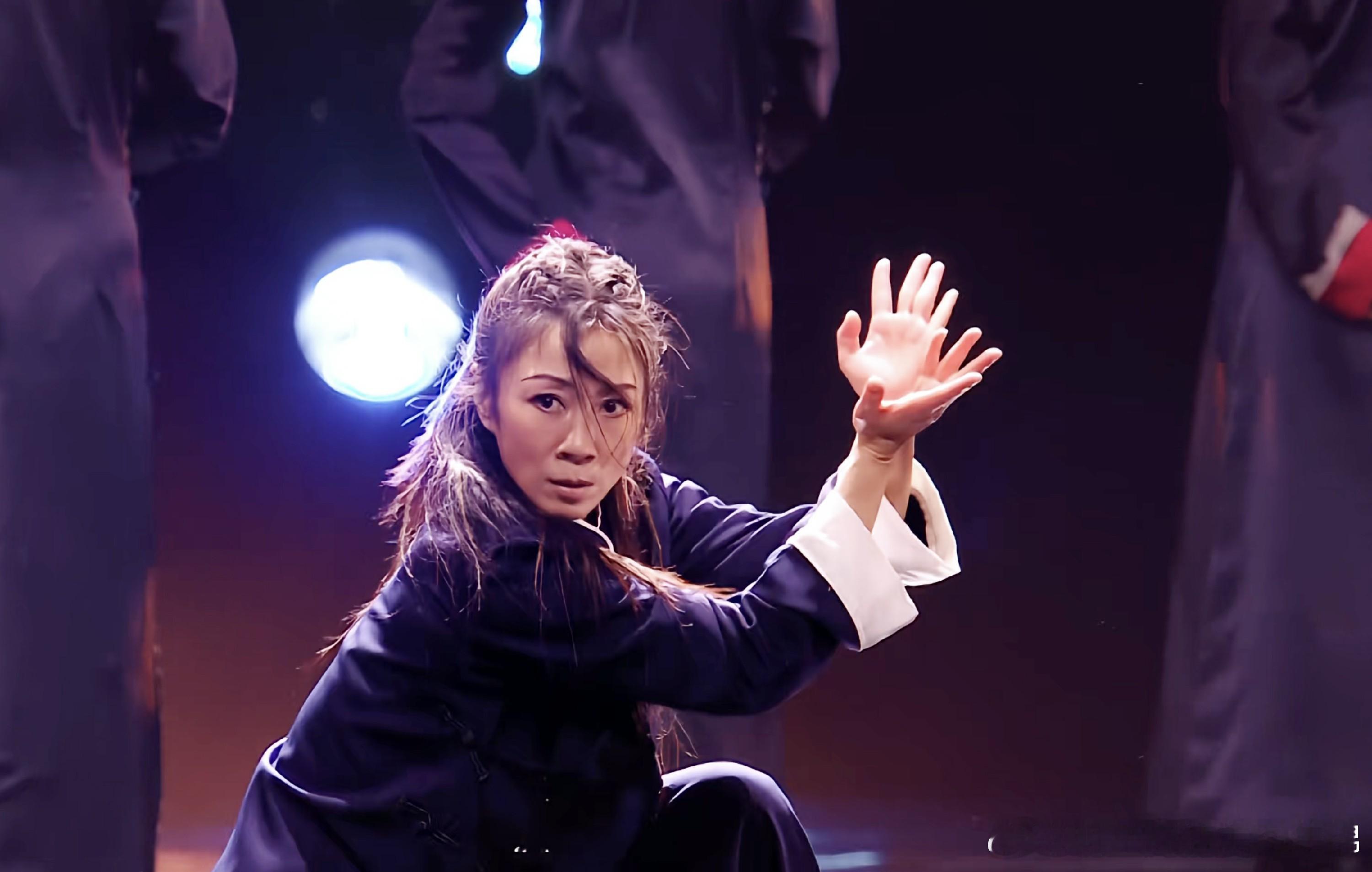 跨年夜武侠风拉满！周小飞林子祥共创《咏春》舞台名场面 