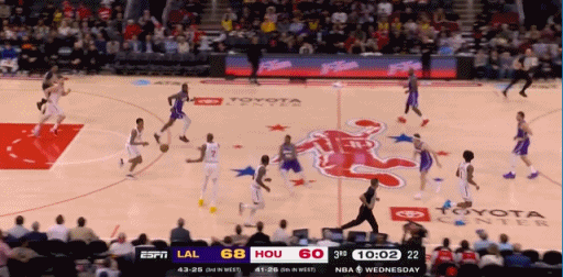 阿门这个球打的真聪明
杜兰特带球过半场突破斯玛特的拦截，继续将球带进三分线附近，