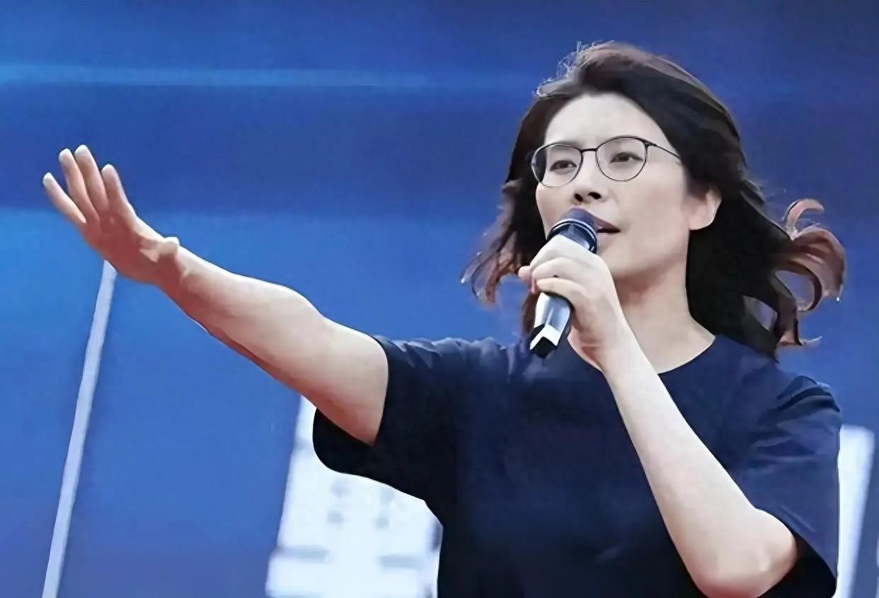 还记得郑丽文刚当选所谓国民党主席时的那番慷慨陈词，然后率团访问大陆，让多少大陆人