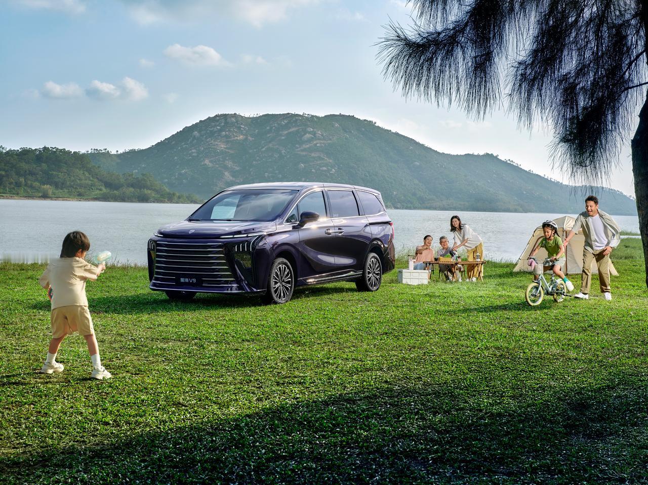 返乡过年选了星海V9，1300公里续航真没焦虑！全家六口人加满年货，三排座椅坐着