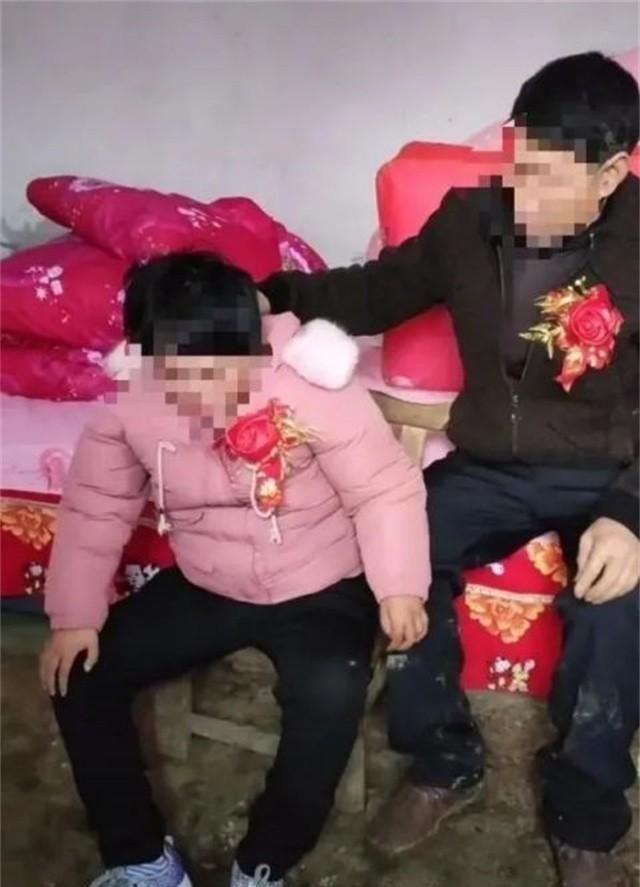 河南男子娶下智障妻子，日夜照料瘫痪高龄父亲和还需喂饭的妻子，生活压力到底有多大？