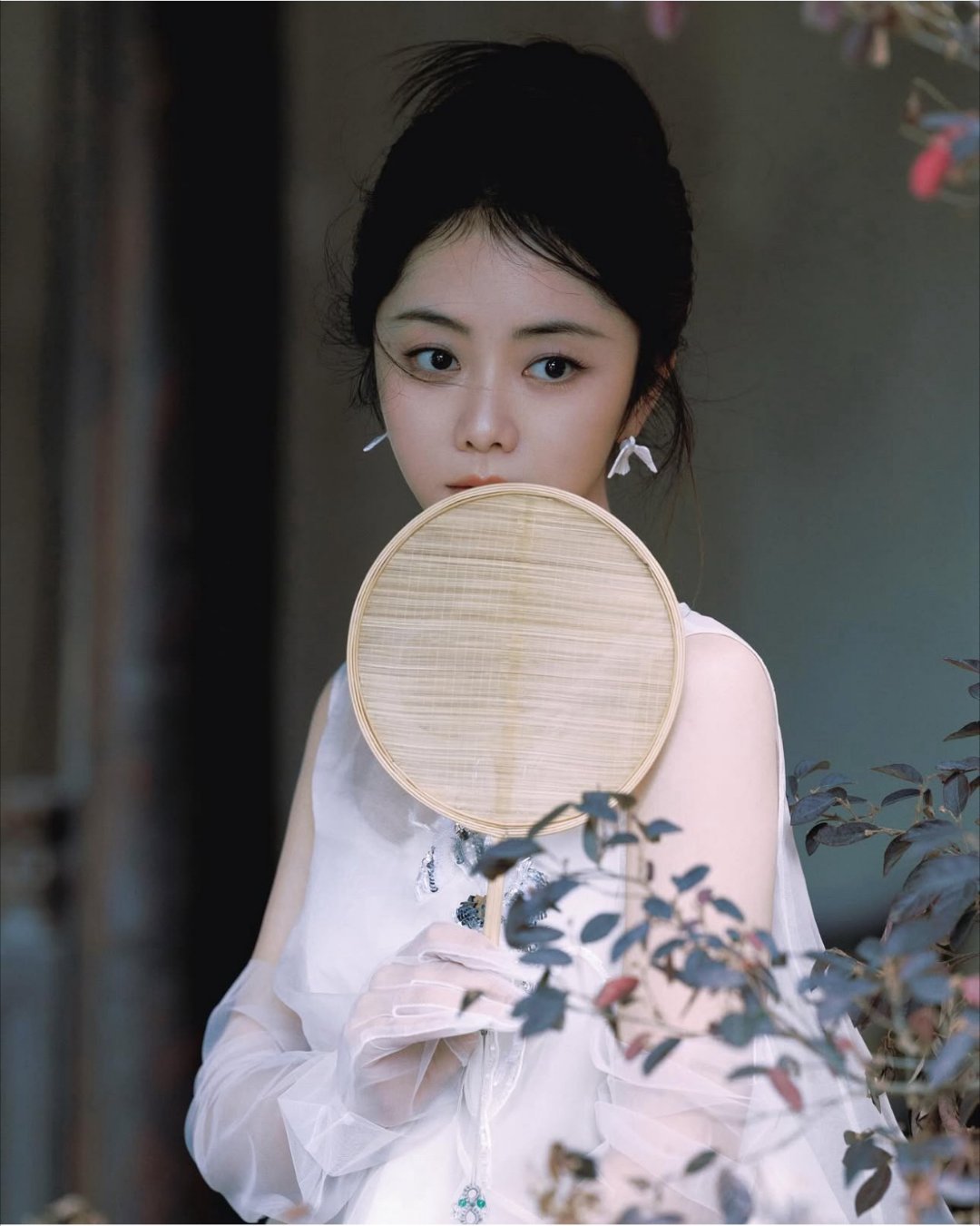 谭松韵旗袍照以温婉灵动的风格著称。通过不同款式的旗袍展现其古典气质与青春活力，常