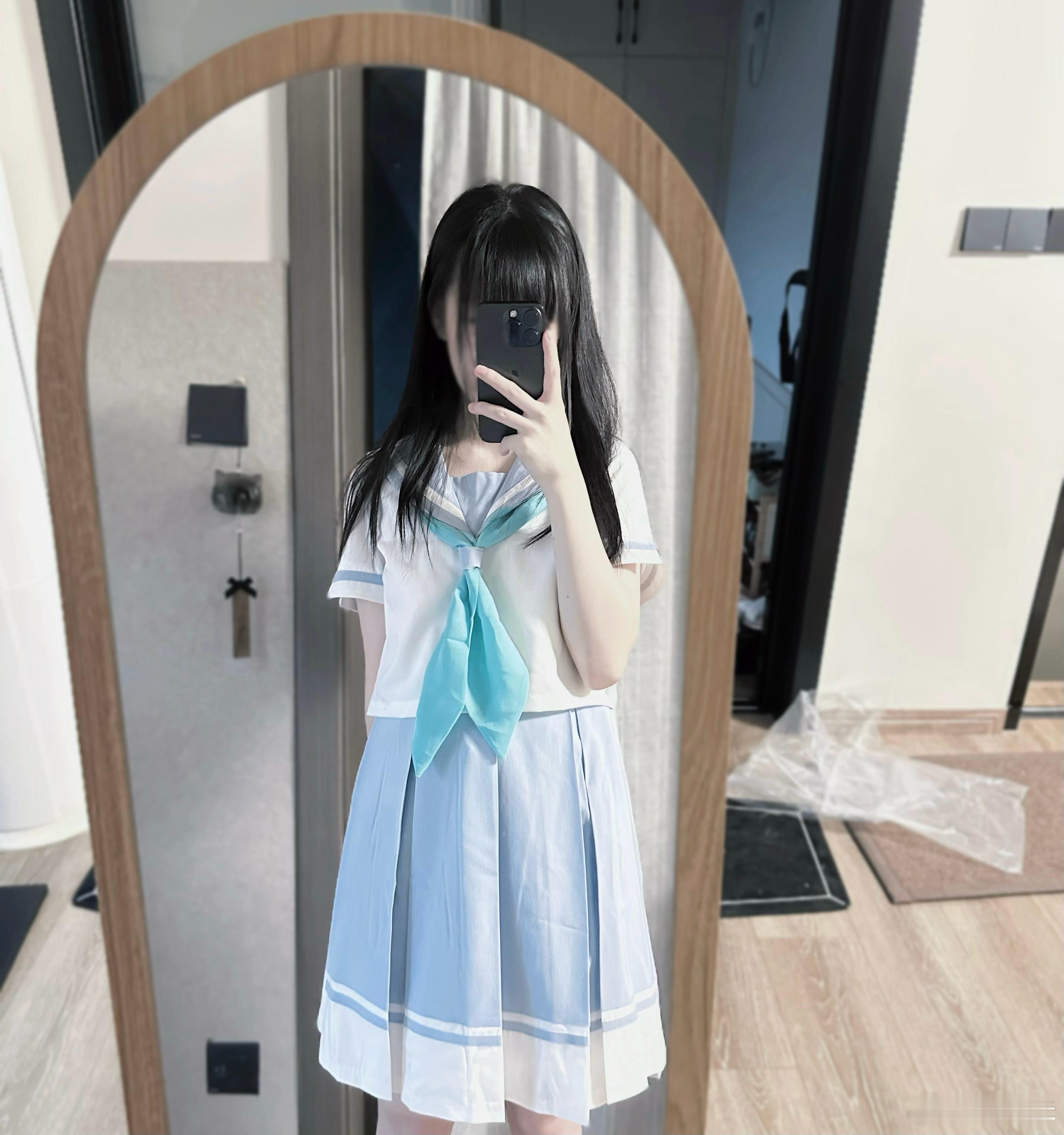 试衣…衣服饱和度太低衬着领巾的颜色太像绿色但是调了色之后又觉得还行 