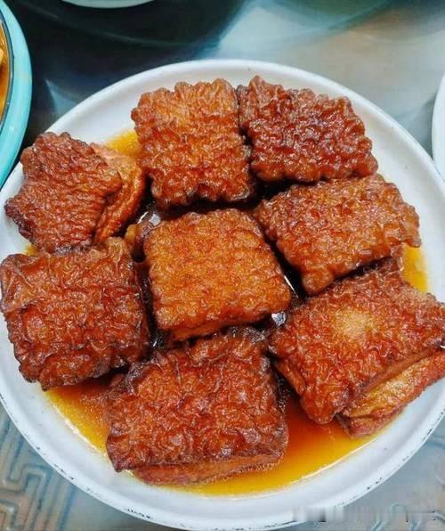 感觉还是八大块，吃着过瘾！
八大块一般只有在农村喜宴上才有，每碗八块肉，一人一块