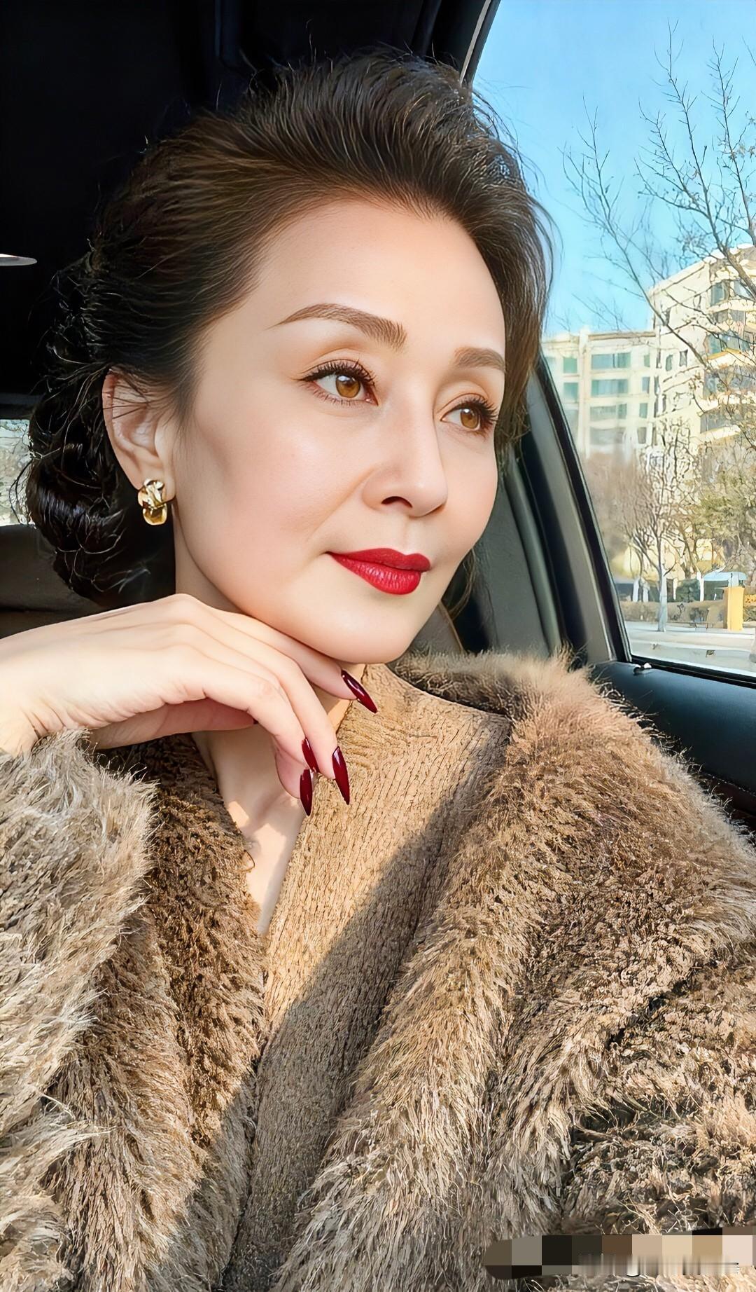 ［一枕诗书·减兰～返乡］
文／开心吴


监窗远眺，雾霭濛濛山杳窅
绪乱何奇，屈