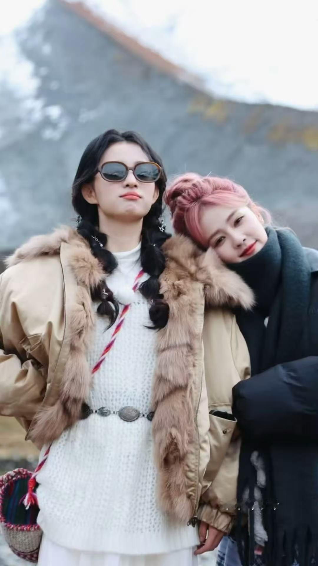 白鹿王楚然雪山下合照好萌 ​​​王楚然白鹿两个人合照也太可爱了吧！！！！软萌小蛋