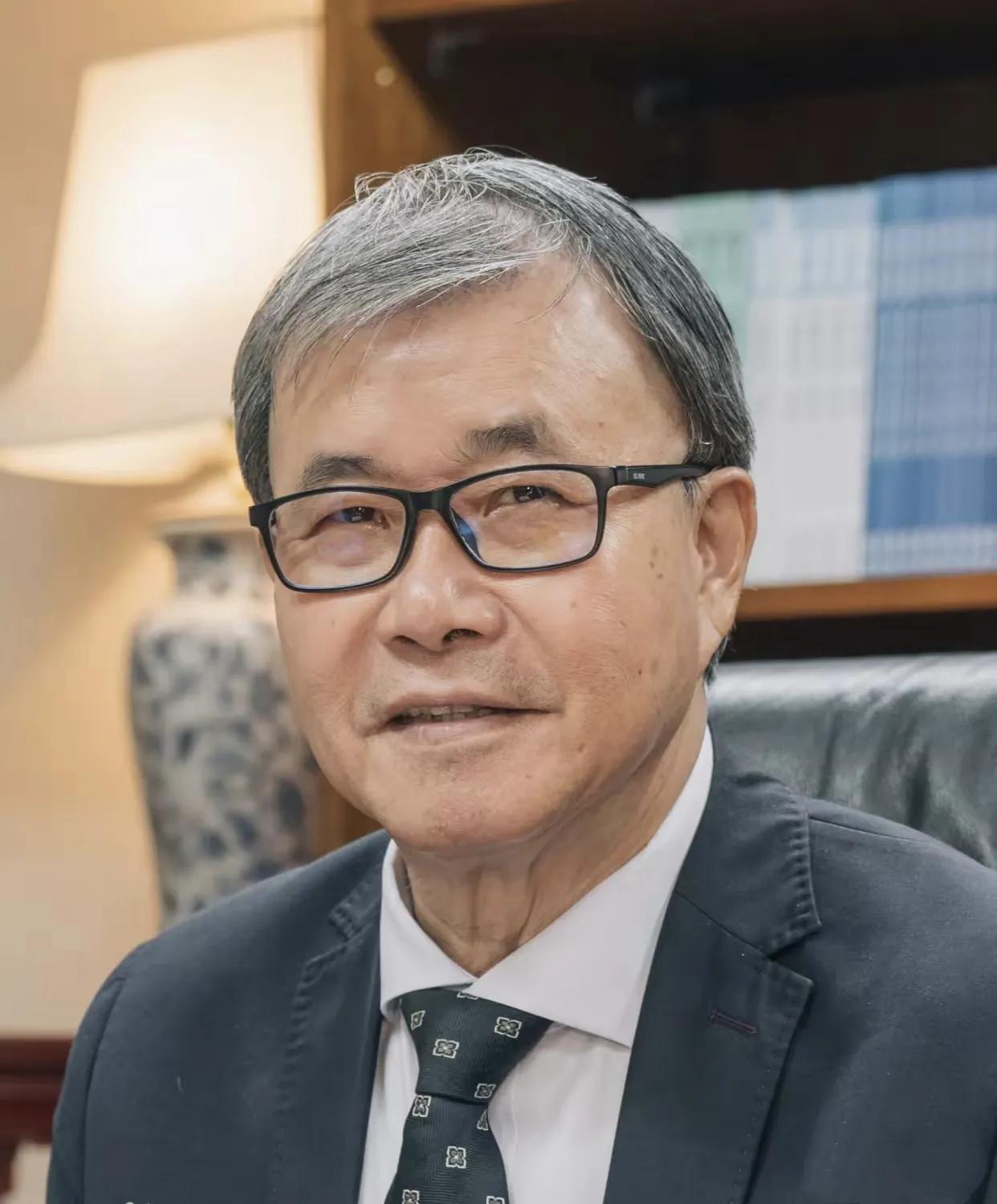 郑英耀，被国台办列为 “台独”顽固分子，我终于等到这一天了，真是大快人心。
  