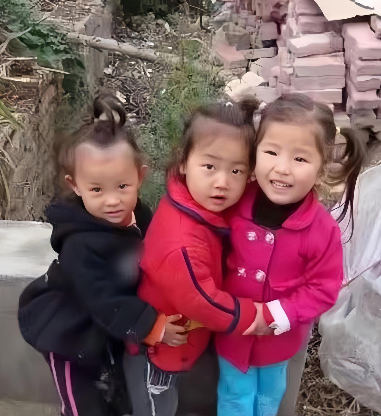 三个好姐妹相隔17年的合影对比。
17年前，三个好姐妹在一起合影。照片中，三个好