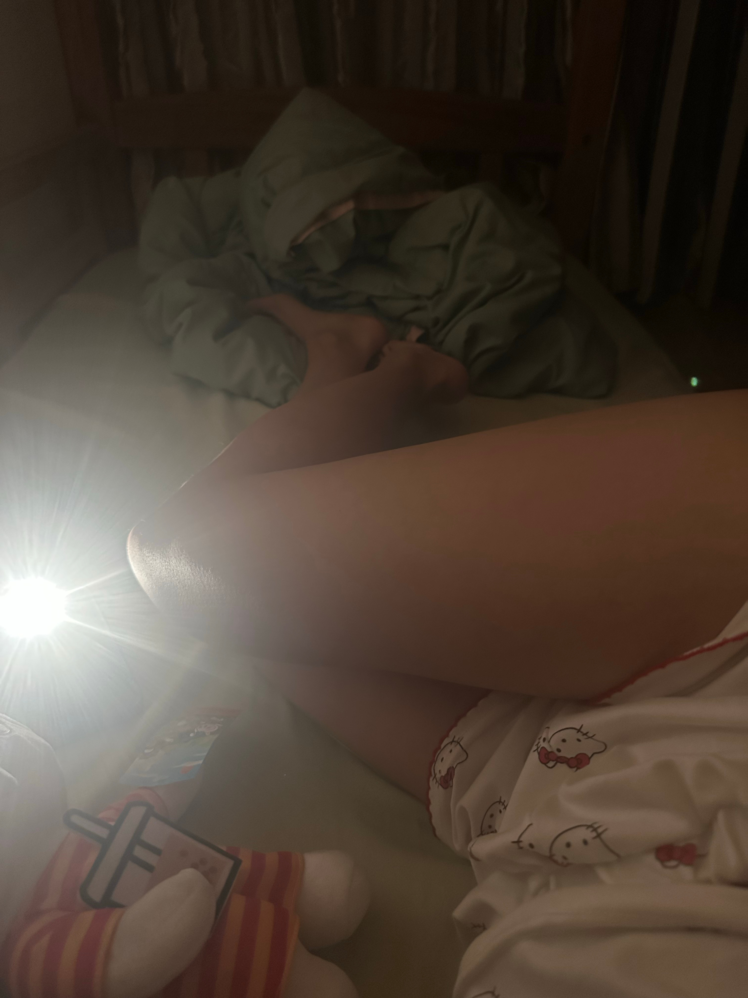 今早凌晨正睡的香，突然感觉右肩膀被人拍了一下，一下子就被吓醒了，因为房间就我自己