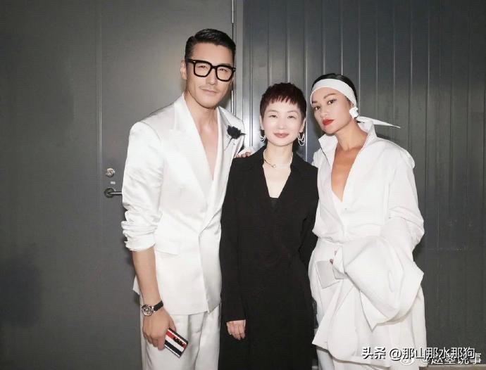 瞿颖朋友圈太强大了，她上《乘风破浪的姐姐》综艺时，大张伟给她出初舞台节目的创意和