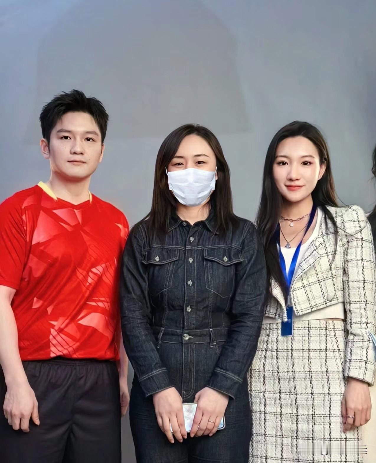 4月4日樊振东伊利拍摄
工作人员说小胖1，精气神很好，大家可以放心
2，真人更帅