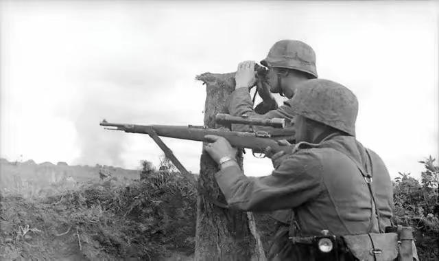 1938年，中国哨兵突然看到，对面日军阵地有个像灯泡似的东西上蹿下跳，想开枪却觉