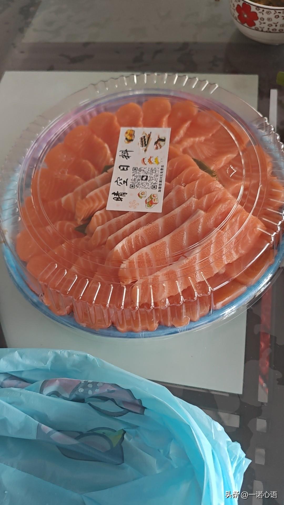 元宵节我家做了五个菜：有四个是我提供的，有一个是我大女儿提供的。
三文鱼生鱼片是