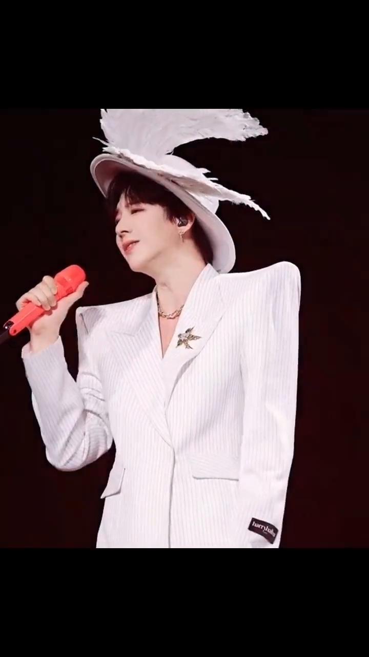 刘宇宁成都演唱会直拍。
不然算了吧。