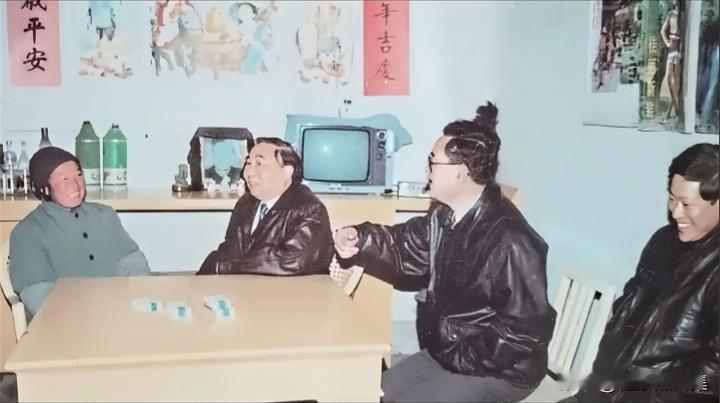 1995年，江苏省委书记陈焕友书记在沭阳县农家走访的的老照片。、在任期间，他高度
