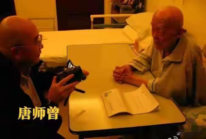 2008年，唐师曾看望季羡林，一张罕见的合影，如今他俩都离世了

照片里，唐师曾