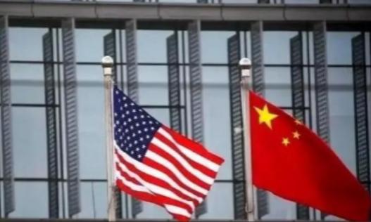 眼下，全世界都在看中美谁先撑不住。现在是中国有货卖不出，急着赚钱，美国是有钱买不
