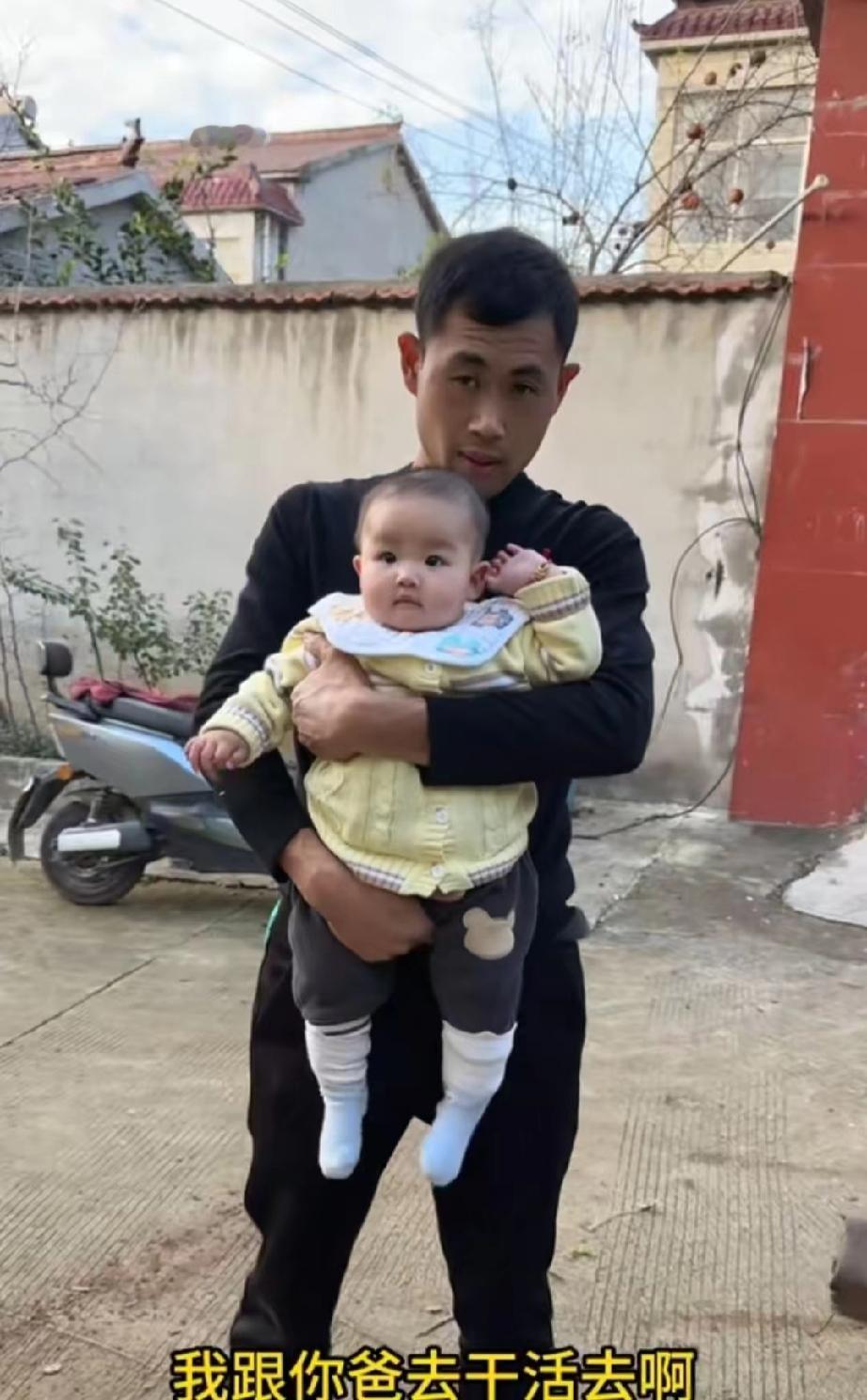 胖妹哥哥跟老妈在鱼塘边收拾废铜烂铁，忙到天黑才攒够一小车，卖了310块。
视频里