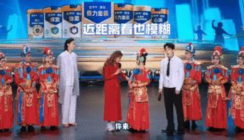 谁被朱迅的善意打动！得知奶奶弱视，她轻声引导触摸自己的脸，让模糊世界有了真切模样