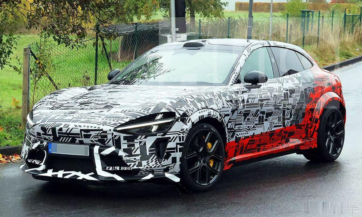 来了啊！小米YU7高性能版，大概率是Ultra吧？后轮这宽体看着带劲，应该是21